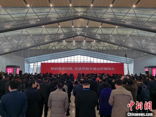 徐宿淮盐铁路通车：乘客兴奋体验苏北交通“加速器”