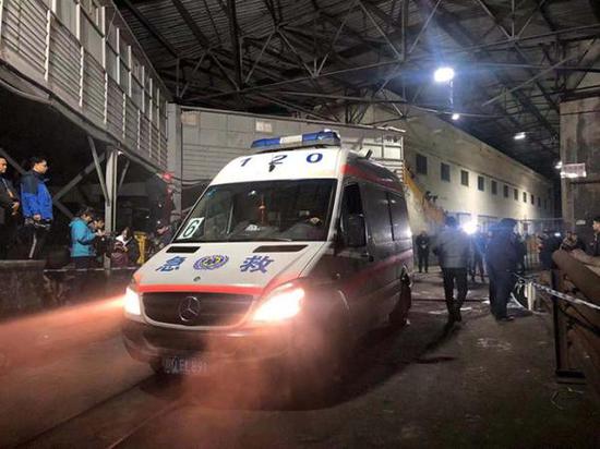 四川杉木树煤矿透水事故13名失联者生还 已有4人出井送医