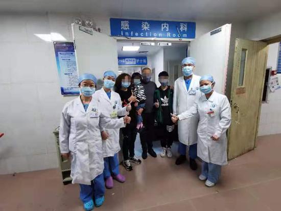被治愈的儿童出院。来源:广东省人民医院