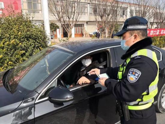 刘辉在排查来往车辆
