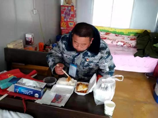 伏乃峰吃住都在村口卡点