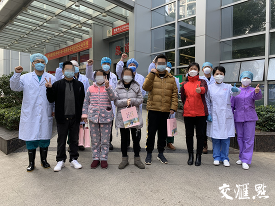  4名危重症患者从黄石市中心医院集体出院