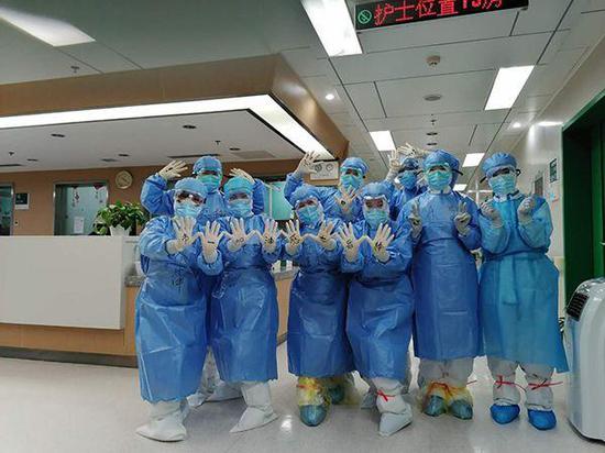 △医护人员们在手套上写下“市一加油、感七最棒”