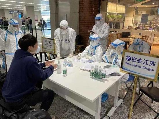 工作人员在各口岸负责入境赴苏人员转运工作