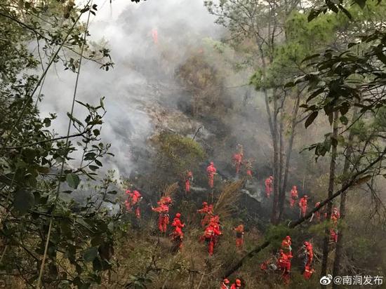 【扑救】云南大理森林火灾多点复燃 当地已组织近1800人扑救