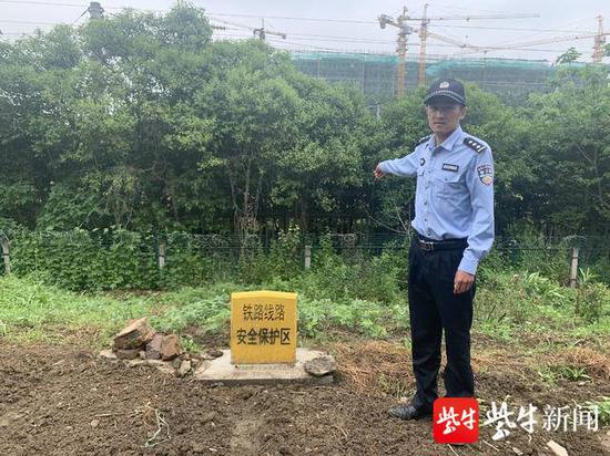 男子就是从这里破坏护栏翻越进铁路
