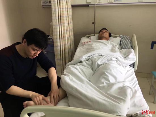 ↑ 汪强给病床上的父亲按摩(图据受访者)