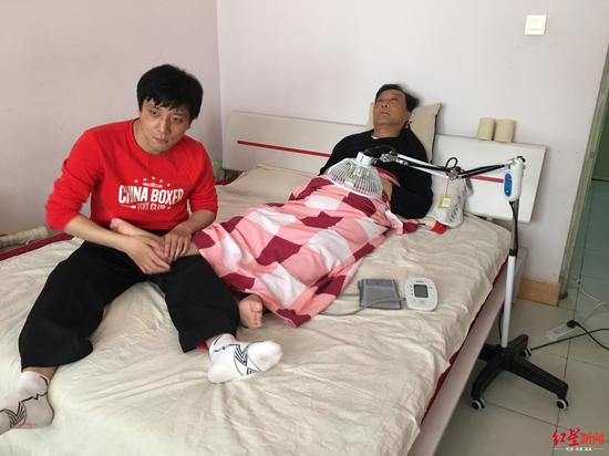 ↑ 汪强照料患病的父亲(图据受访者)