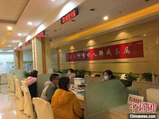 资料图:婚姻登记机关为新人办理婚姻登记。重庆市民政局供图