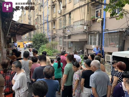 事发小区楼下围了很多居民