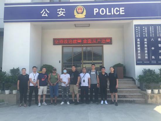 ▲专案组民警在温州将嫌疑人抓获（戴手铐者为嫌疑人）。