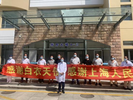8月20日上午，上海公卫中心，8例新冠肺炎患者出院。 澎湃新闻记者 陈斯斯