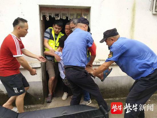 施救|独居老人突发脑梗 路过执法队员紧急施救