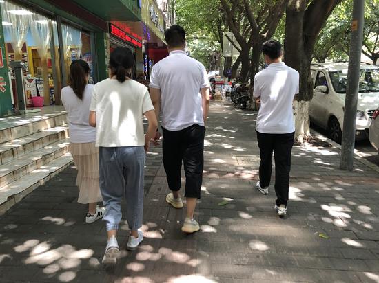 吴晓月(左一)、赵军(左三)与上官正义(右一)见面。