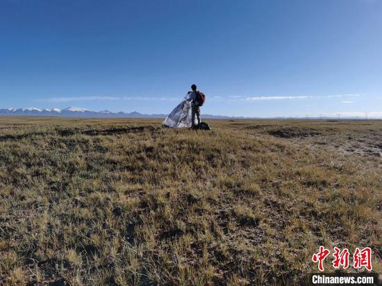 图为索南达杰保护站保护队员在可可西里找到露营的叶某。