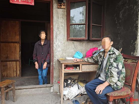 罗某和老伴。