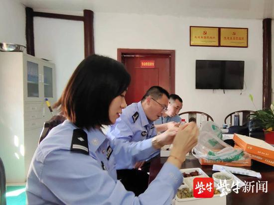 与基层一线民警同吃同住