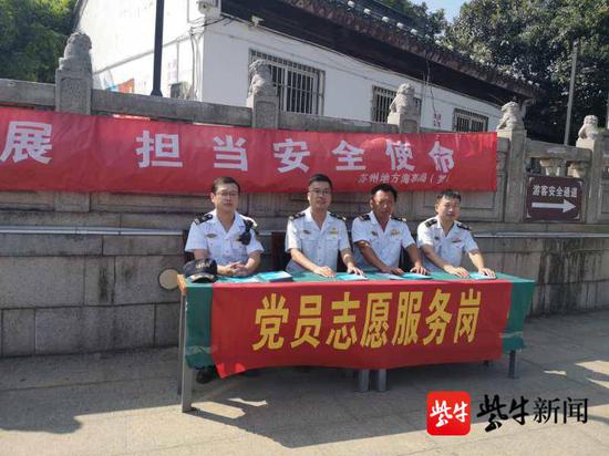 在木渎山塘街旅游码头,太湖海事所工作人员逐条船舶检查安全设施设备,督促旅客上船要穿好救生衣。