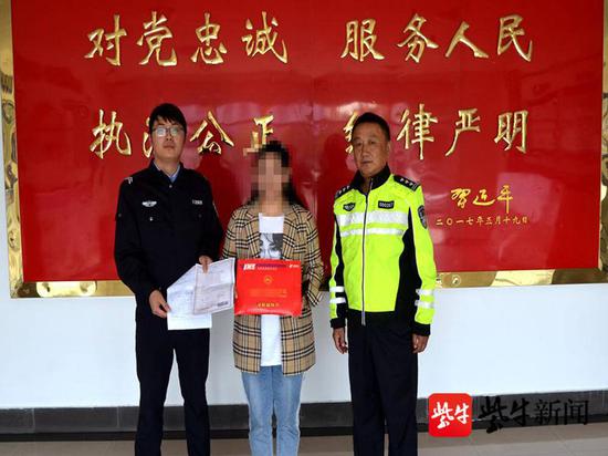 拿到失而复得的儿子录取通知书,王女士很是开心