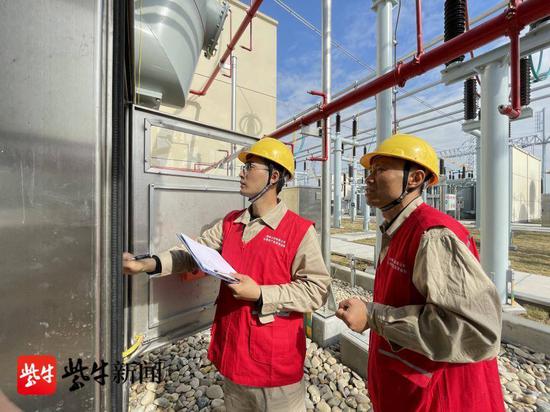 盐城运维站员工蒋海峰、王东杰对主变本体端子箱内部进行验收