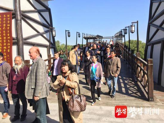 中华水浒园游人如织