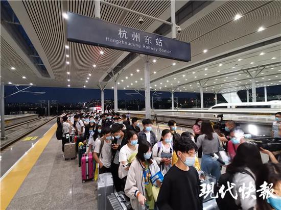 △ 5 月 20 日，153 名湖北省恩施籍学生乘坐 D655 次列车抵达杭州复学 