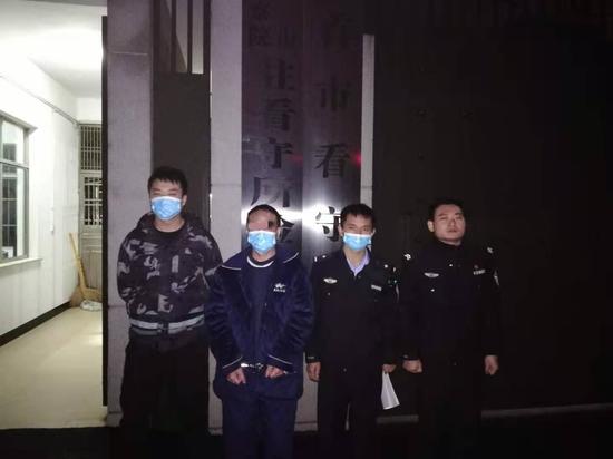 嫌疑人宋某被带回荆州。