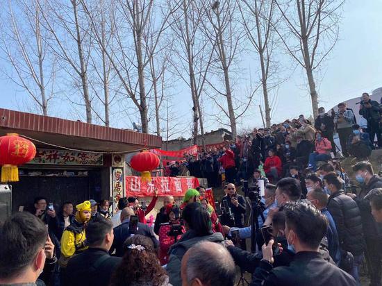 3月3日,上午8点刚过,围观的人从程运付家院门口一圈一圈往外延伸,人数近百。