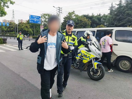 民警护送高考考生到达考点