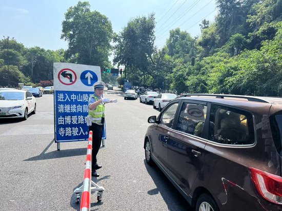 交警在热门景区指挥交通