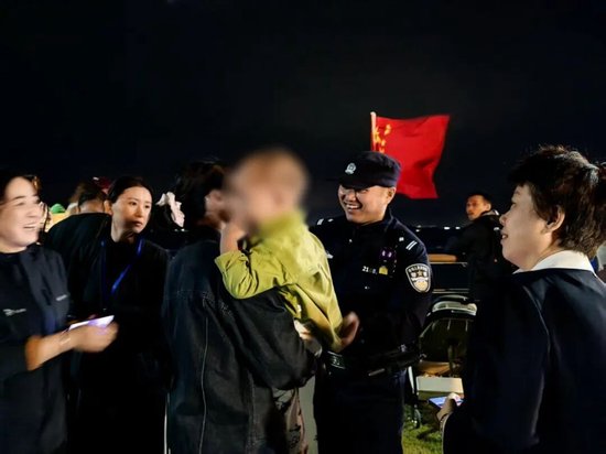 &nbsp;▲六合分局民警在烟花秀安保执勤中，遇到一名儿童与家人走散，民警将孩子平安送回。拍摄：陈阳