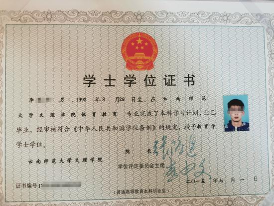 男子持刀砸门遭退伍女兵"反杀" 村民称人人都怕他