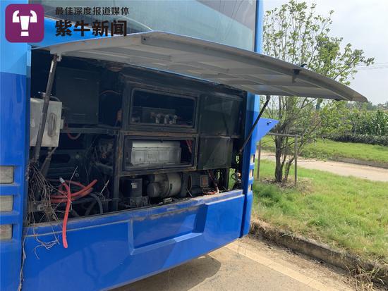 镇江20辆崭新公交车抛荒野外无人问 或与“骗补”有关