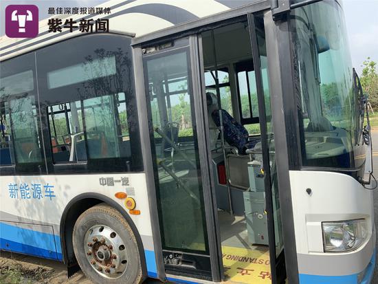 镇江20辆崭新公交车抛荒野外无人问 或与“骗补”有关