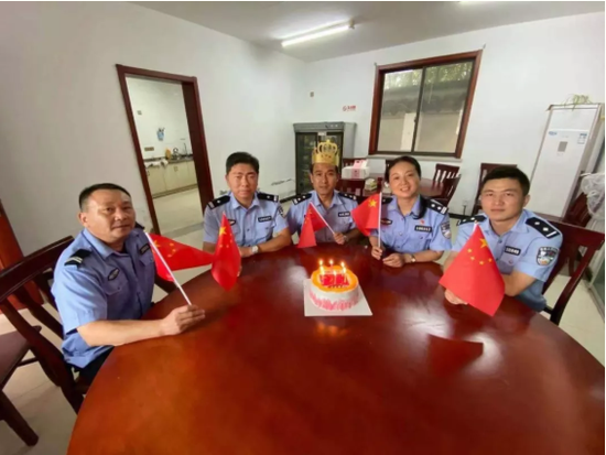 扬州警察“最美跪地抱”刷屏朋友圈 背后故事很暖心