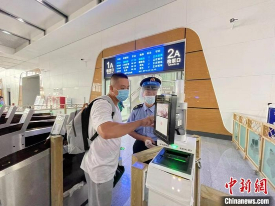 9月16日，在扬州东站，旅客通过检票闸机准备乘车