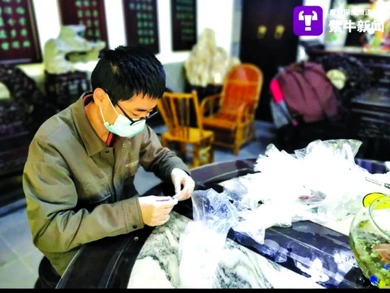 顾嘉隽在打包药品