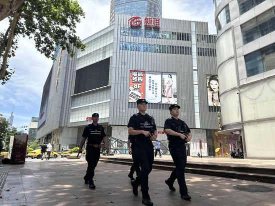 民警在繁华商贸区执勤