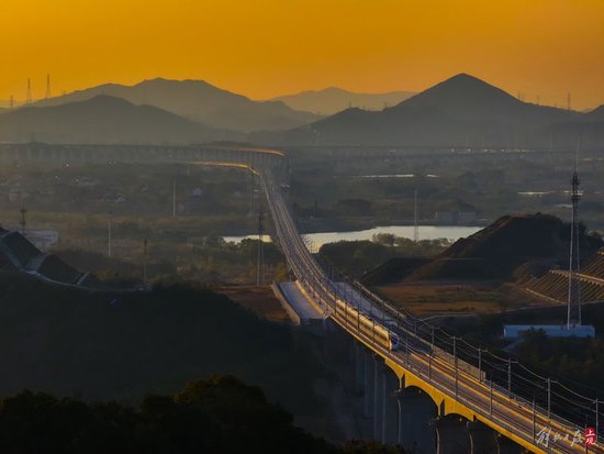 列车从上海向西行驶,穿过道场山隧道,眼前风景如画