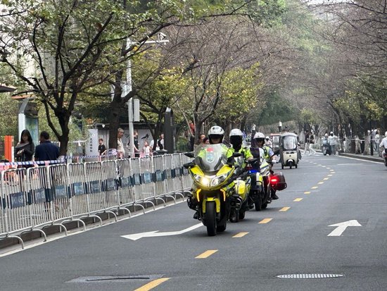 交警在重点景区周边巡逻保障道路通畅