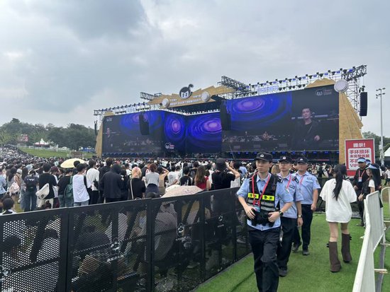 民警在演唱会现场巡逻值守