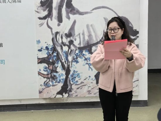 南京宁海中学副校长余萍主持活动