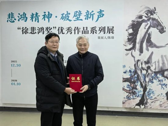 南京宁海中学党委书记徒香福向朱献国颁发捐献证书