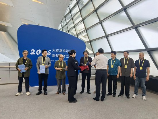 ▲ 高云鹏为特邀画家颁发参展证书