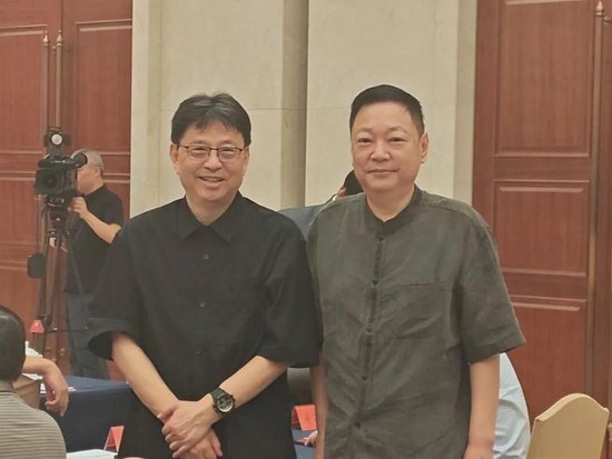 ▲&nbsp;佘玉奇与新聘馆员刘伟冬合影