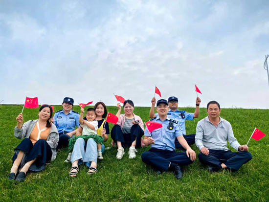 &nbsp;▲六合分局民警在景区进行游玩安全提示。拍摄：周瑶
