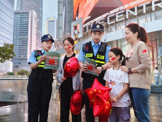 &nbsp;▲民警在商圈内开展宣防工作。拍摄：葛齐晖