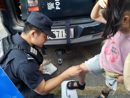 民警帮助受伤孩童处理伤口