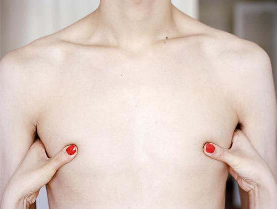 她把男友挂在衣架上拍摄，这对情侣很有趣