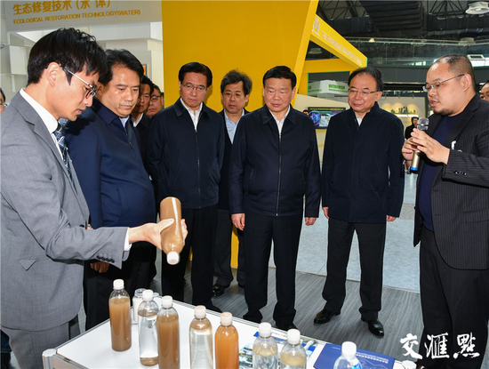 图为娄勤俭一行在宜兴国际环保展示中心了解当地环保产业情况。